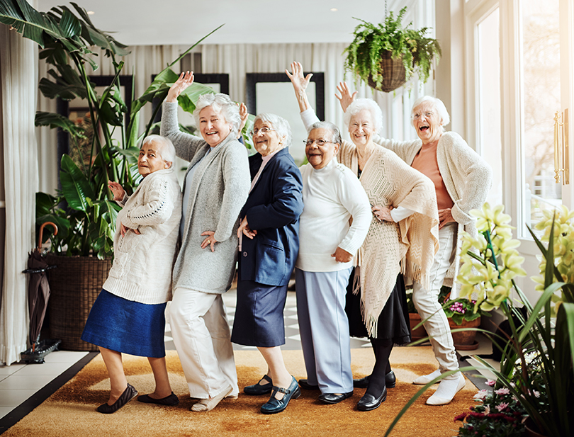 Den Alltag in Senioreneinrichtungen gestalten. An der AFQ Berlin lernen Sie bei Ihrer Weiterbildung zur Einrichtungsleitung EL, wie Sie bereichsübergreifend die gesamte Einrichtung organisieren. Foto von sechs alten Damen in einer Senioreneinrichtung, die Spaß beim Line Dance haben.