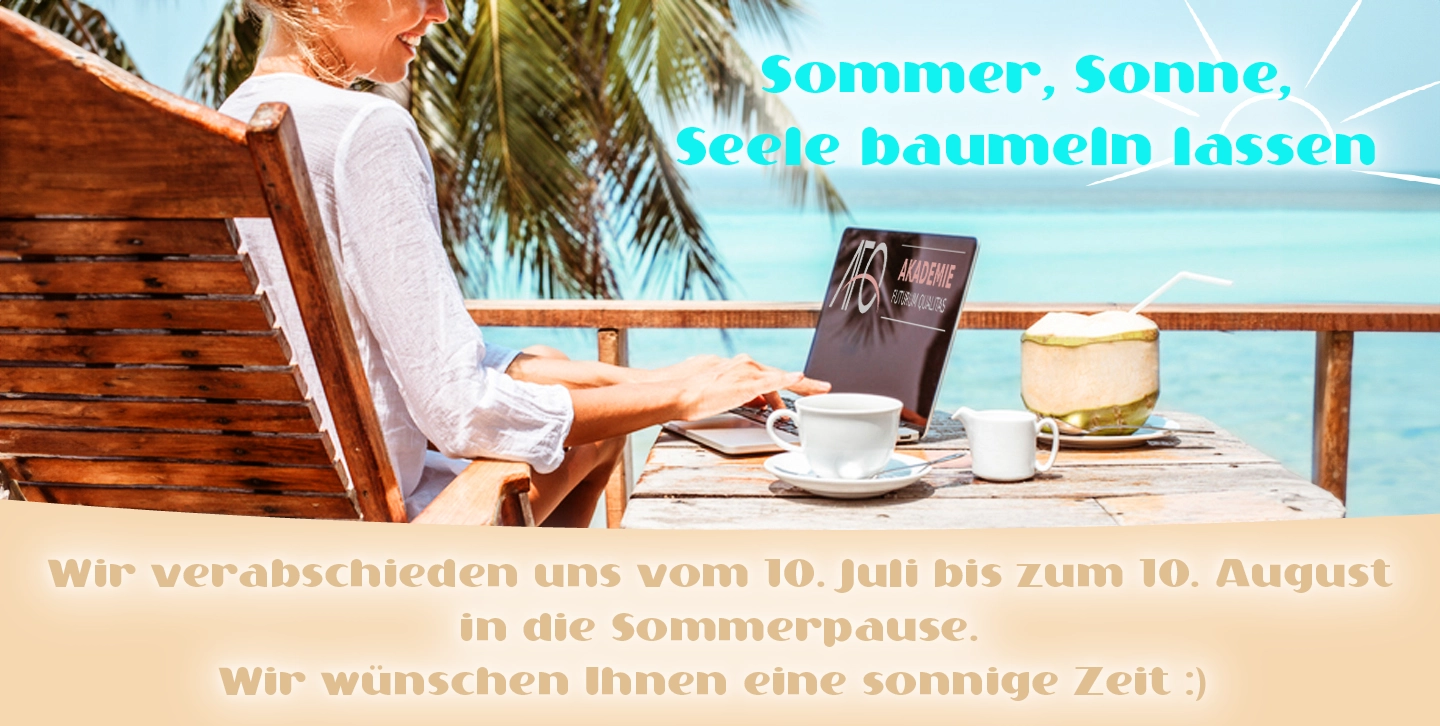 Mitarbeiterin arbeitet mit einem Laptop am Meer und symbolisiert die Sommerpause der AFQ Akademie Berlin vom 10. Juli bis 10. August.